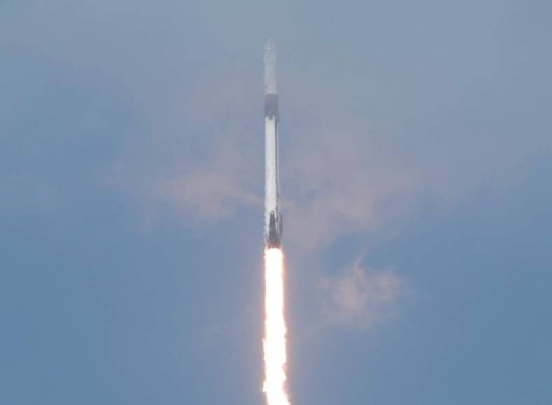 A las 15.22 hora local (19.22 GMT) el cohete despegó desde la plataforma 39A del Centro Espacial Kennedy.