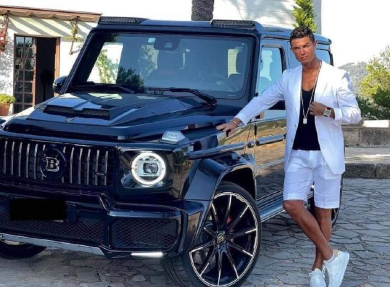 Cristiano Ronaldo sorprendió en las últimas horas con una foto publicada en su cuenta de Instagram, en la que se dejó ver junto a otro de sus autos de lujo que sumó recientemente a la colección con la que cuenta en el garaje.<br/><br/>