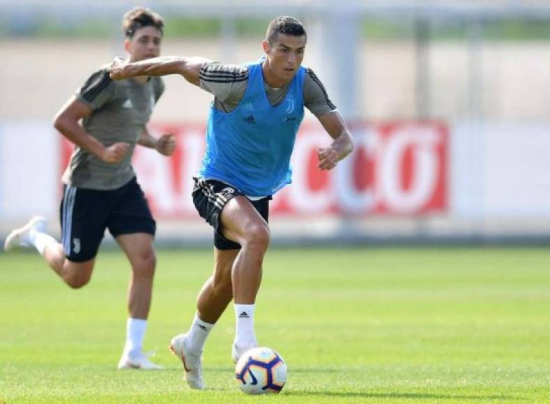 Cristiano Ronaldo entrena a tope con sus compañeros y reina un gran ambiente en la Juventus.