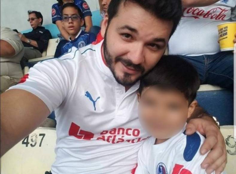 Al margen de su vida pública, Óscar Herrera es padre de un pequeño. En sus redes sociales el hondureño suele compartir con orgullo las instantáneas con su hijo.