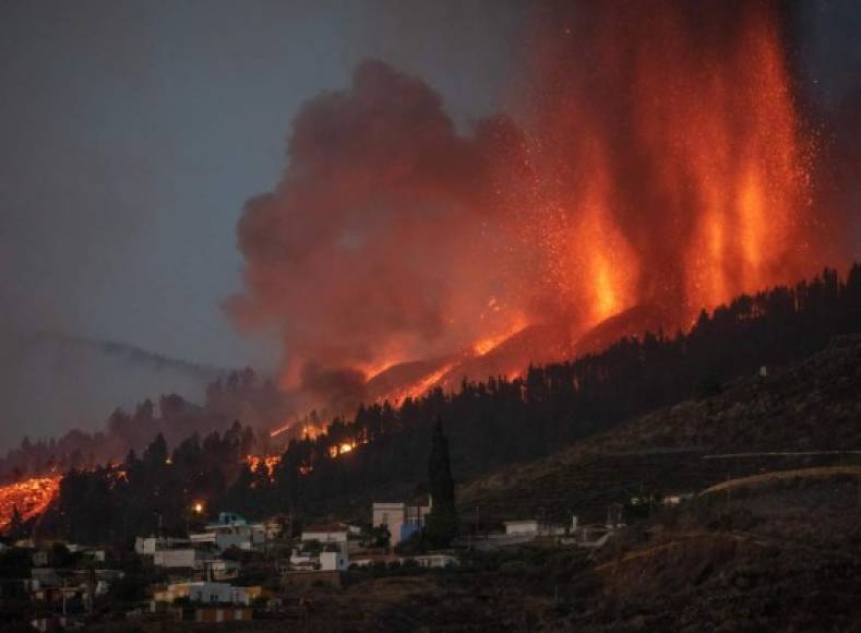 Mount Cumbre Vieja erupts in El Paso, spewing out columns of smoke, ash and lava as seen from Los Llanos de Aridane on the Canary island of La Palma on September 19, 2021. - The Cumbre Vieja volcano erupted on Spain's Canary Islands today spewing out lava, ash and a huge column of smoke after days of increased seismic activity, sparking evacuations of people living nearby, authorities said. Cumbre Vieja straddles a ridge in the south of La Palma island and has erupted twice in the 20th century, first in 1949 then again in 1971. (Photo by DESIREE MARTIN / AFP)