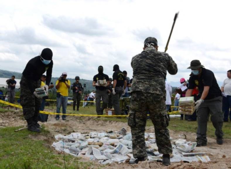 Fiscales del Ministerio Público hacen pruebas de campo antes de la incineración de más de 200 kilos de cocaína incautada en el sur de Honduras, cerca de la frontera con El Salvador. AFP