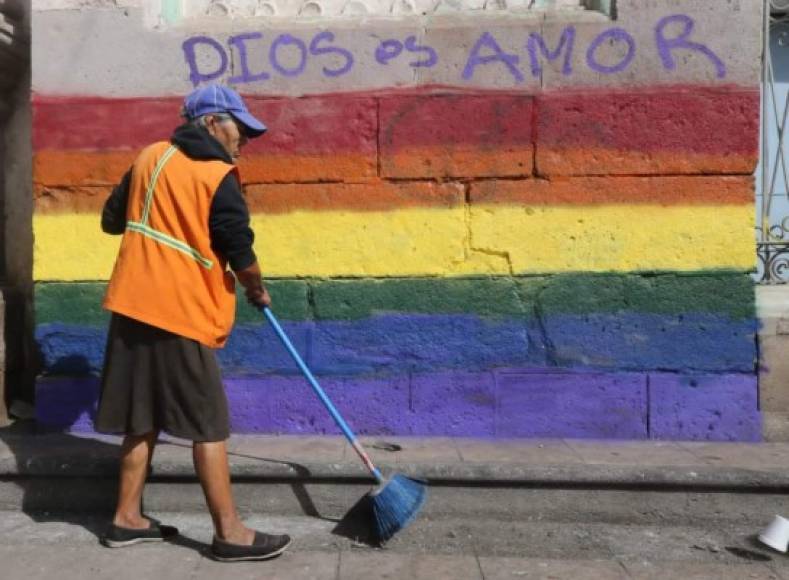 Este jueves, la confraternidad episcopal de Honduras lamentó que grupos LGBTI hayan pintado la iglesia que conservaba su pintura original.