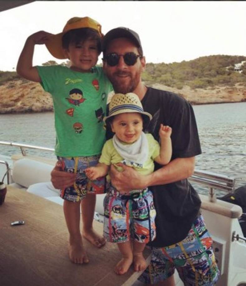 Messi junto hombres luciendo el mismo tipo de calzoneta.