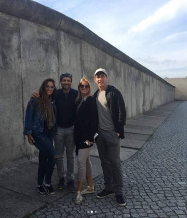 El joven de 22 años publicó la imagen en su cuenta de Instagram junto a su famoso padre y las fans enloquecieron.