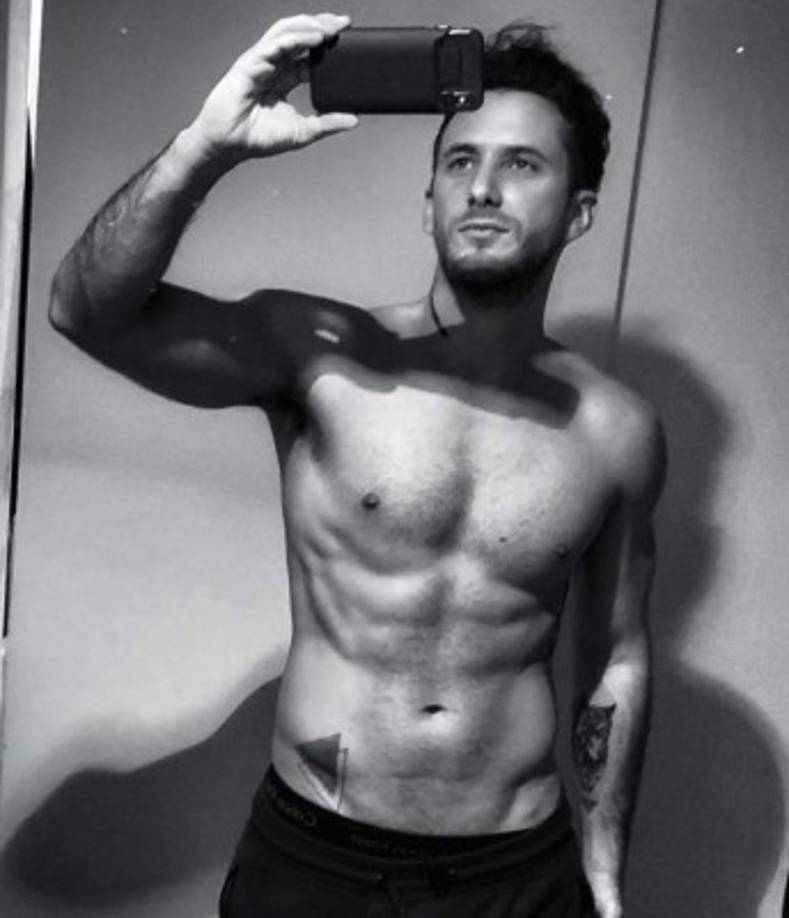 Actualmente el galán se mantiene soltero. En el pasado ha sido relacionado con la modelo Macarena Achaga, y las actrices Grettell Valdez y Eiza González