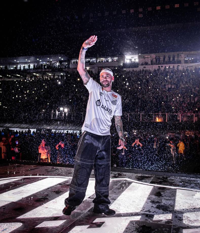 Neymar, a punto de cumplir 33 años, ha decidido volver al club donde se dio a conocer a nivel mundial, tras haber rescindido su millonario vínculo con el Al-Hilal saudí, en el cual solo jugó siete partidos y anotó un gol en poco más de un año.