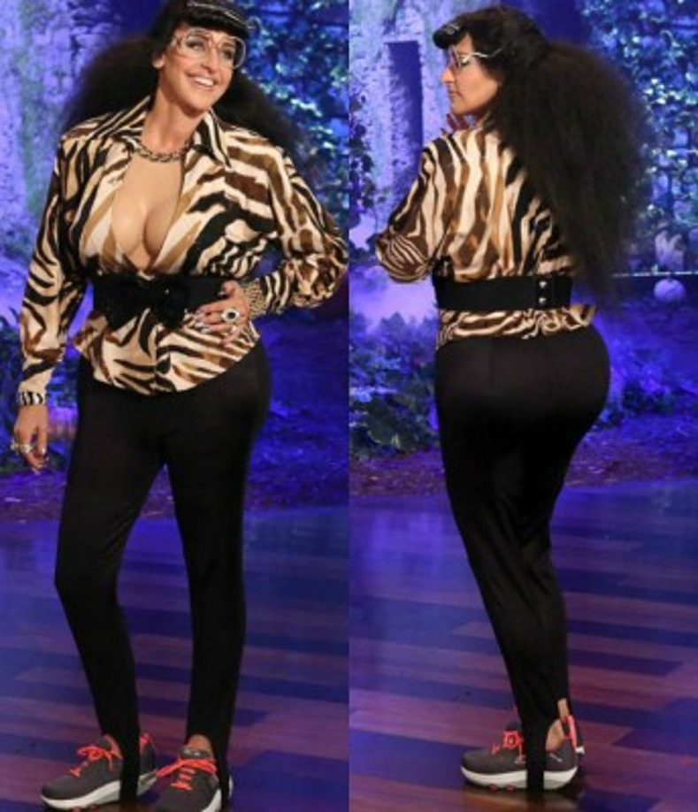 Con una camisa animal print muy al estilo Khloe Kardashian, unos leggings negros (con prótesis para agrandar su trasero) y unas zapatillas de deporte, Karla, interpretada por DeGeneres, se ha presentado públicamente para manifestar su enfado por no salir en uno de los tantos realities que tiene su familia.<br/><br/>