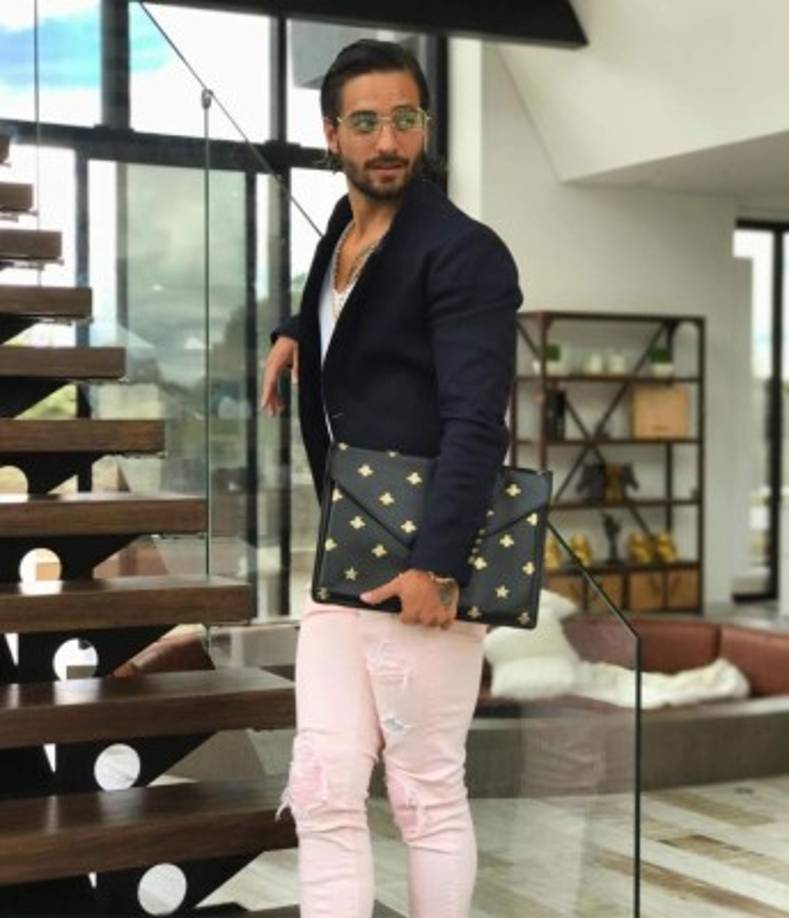 La foto de la controversia. La imagen que Maluma compartió para decir que no solo es una cantante sino que también es hombre de negocios, generó una ola de memes y chistes en las redes.<br/><br/>Muchos defendieron al artista alegando que es sexista pensar que el color rosa de sus pantalones lo hacía verse afeminado, sin embargo, no fue su vestimenta lo que captó la atención del público, fue su pose.