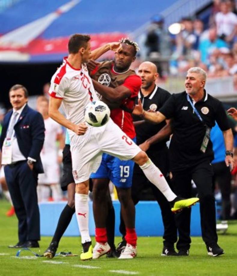 Nemanja Matic de Serbia y Kendall Waston de Costa Rica por poco se van a los golpes.