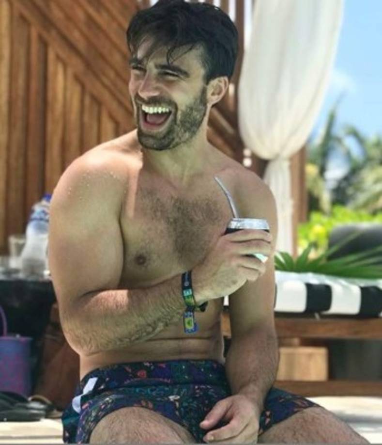 Tiene 34 años y su rostro enamora todos los días a sus seguidoras en las redes sociales.