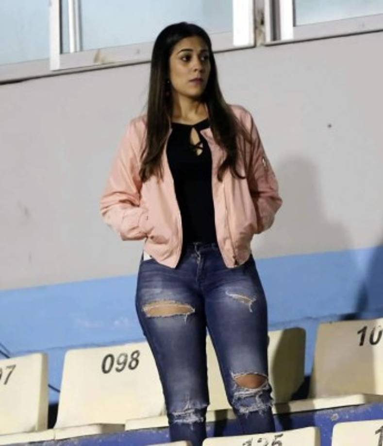Esta bella chica robó miradas en el estadio Nacional.