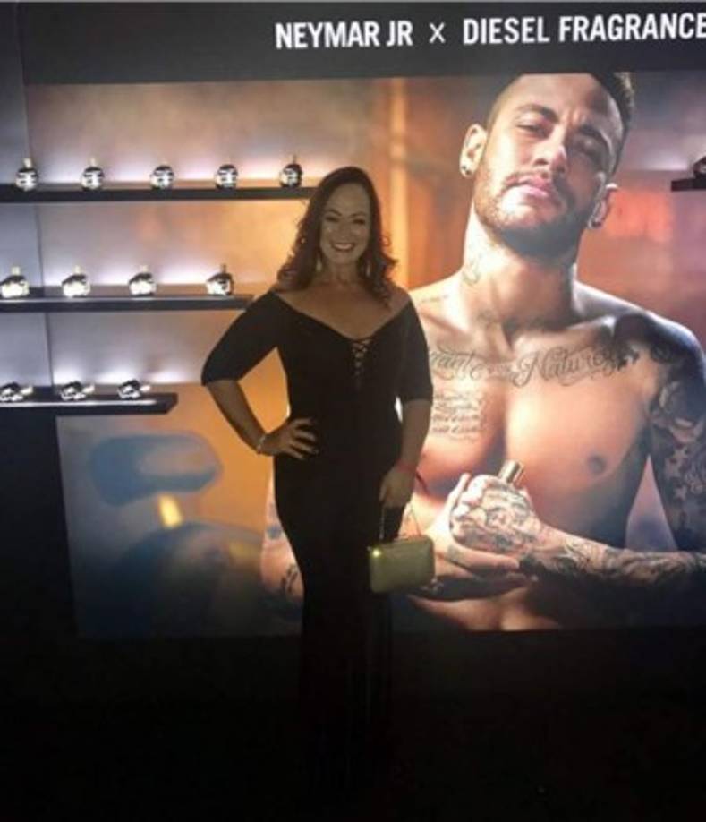 La progenitora del futbolista del Paris Saint Germain se muestra muy feliz por su nueva relación.