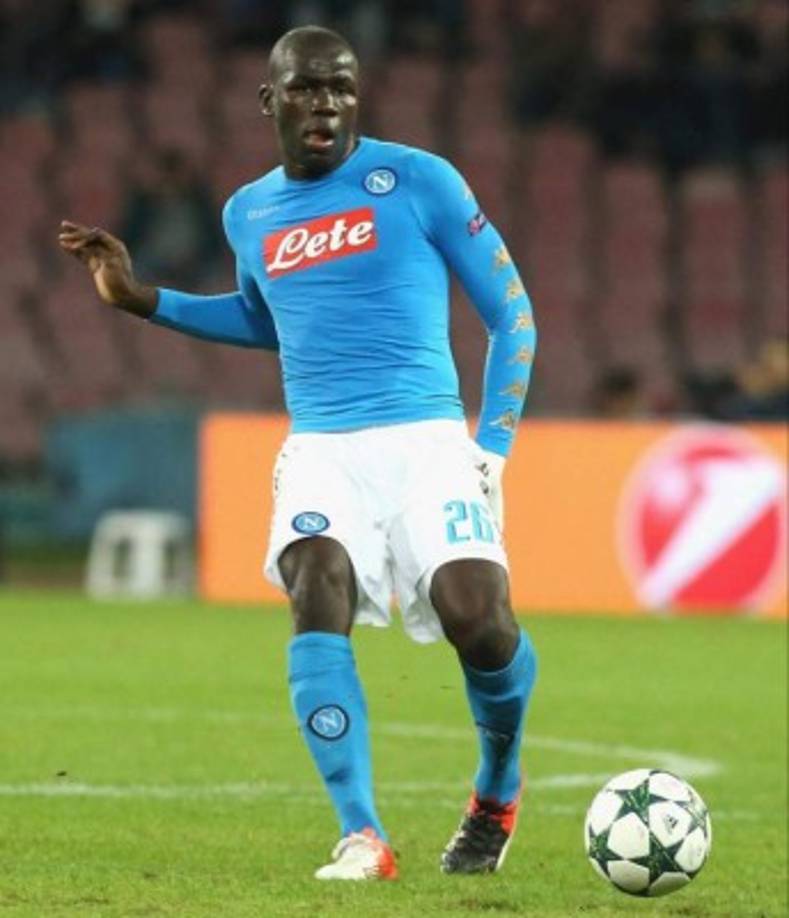 El Chelsea FC habría encontrado al tan ansiado relevo de John Terry. El capitán del Chelsea hará las maletas en el próximo mercado estival, provocando que el club blue deba encontrarle un sustituto de garantías. Según informa TuttoMercadoWeb, Antonio Conte se habría fijado en el defensa del Napoli, Kalidou Koulibaly. El jugador está teniendo una fantástica temporada a las órdenes de Sarri, convirtiéndose en una de las estrellas del cuadro italiano. Recientemente renovó su contrato con la entidad de San Paolo, aunque el club estaría dispuesto a negociar su marcha por una cantidad cercana a las 50 millones de libras.