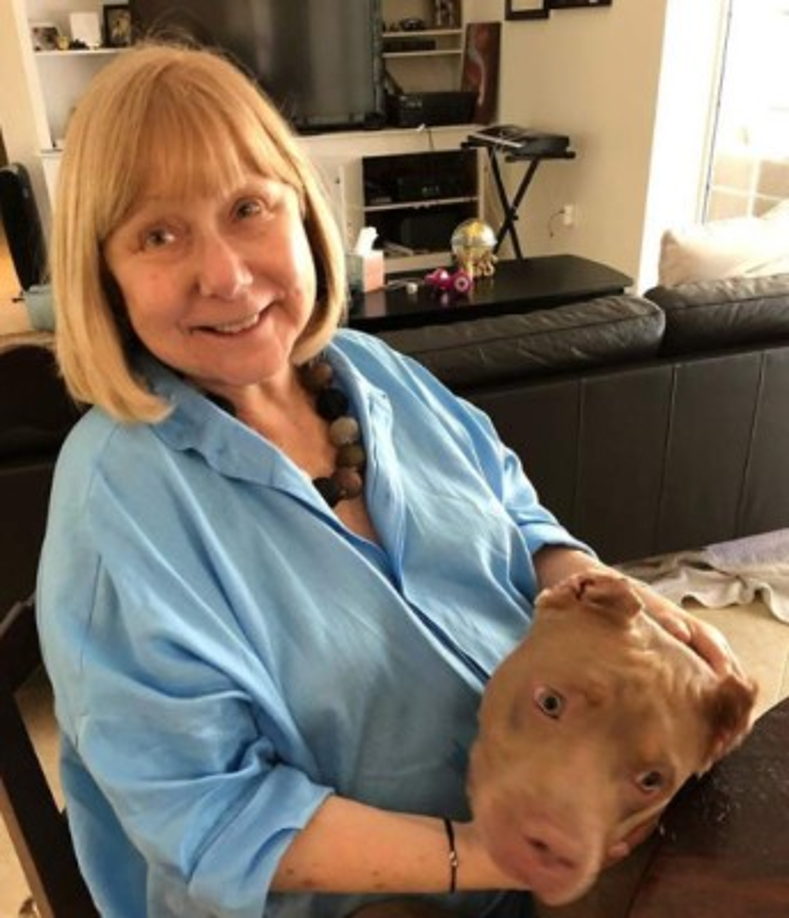 Cristina mostró una sonrisa pero a través de sus ojos, ya que llevaba mascarilla, debido al nuevo coronavirus que mantiene en confinamiento a millones de personas.