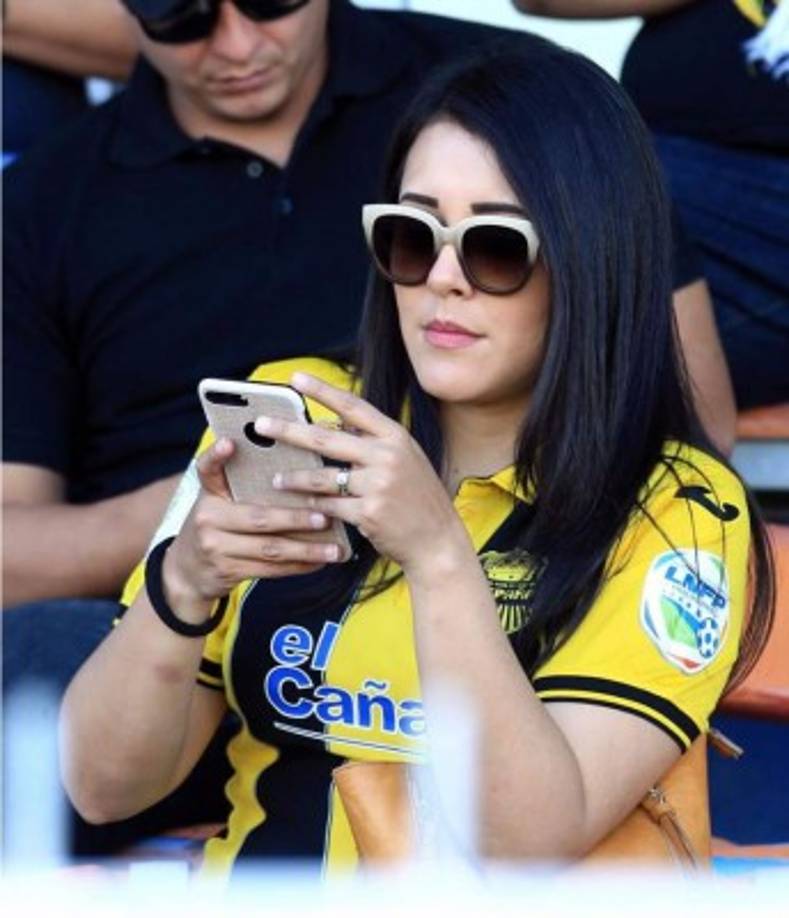 El Real España contó con el apoyo de bellas aficionadas en el estadio Nacional.