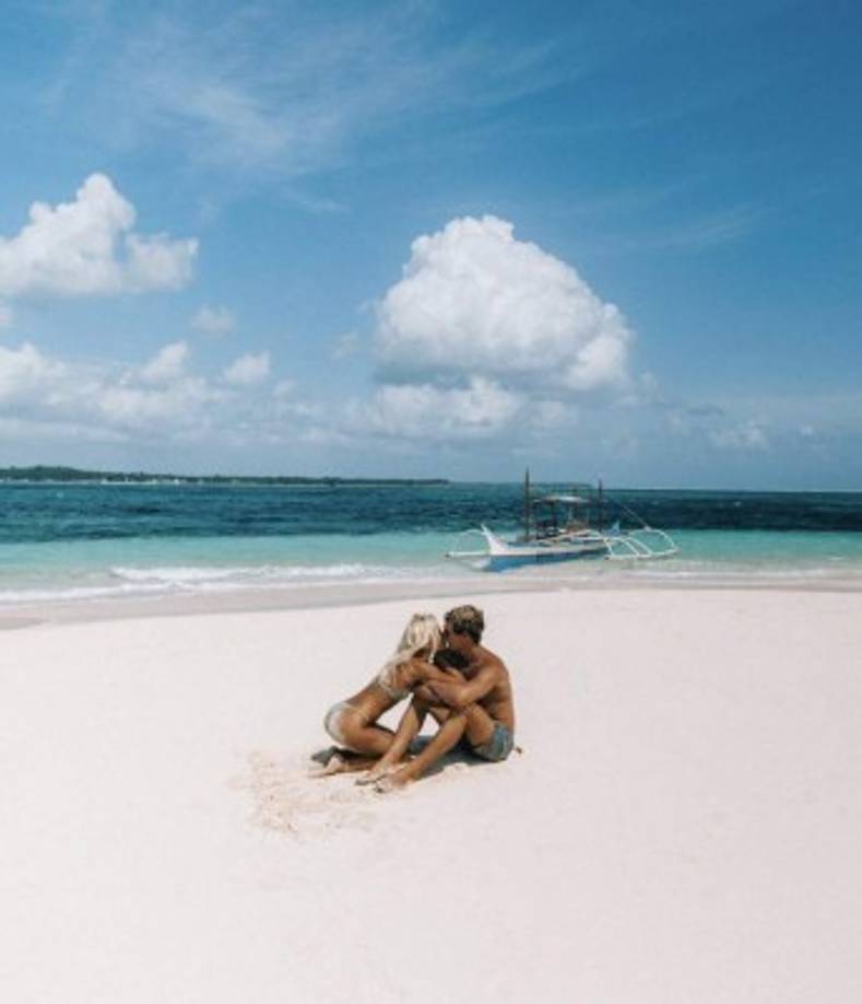 Morris y Lauren se conocieron en Fiji mientras trabajaban juntos en un proyecto. Ahora viven en Bali, Indonesia. Ambos son fotográfos y se dedican a recorrer el mundo para promocionar diferentes marcas y empresas en su cuenta de Instagram.