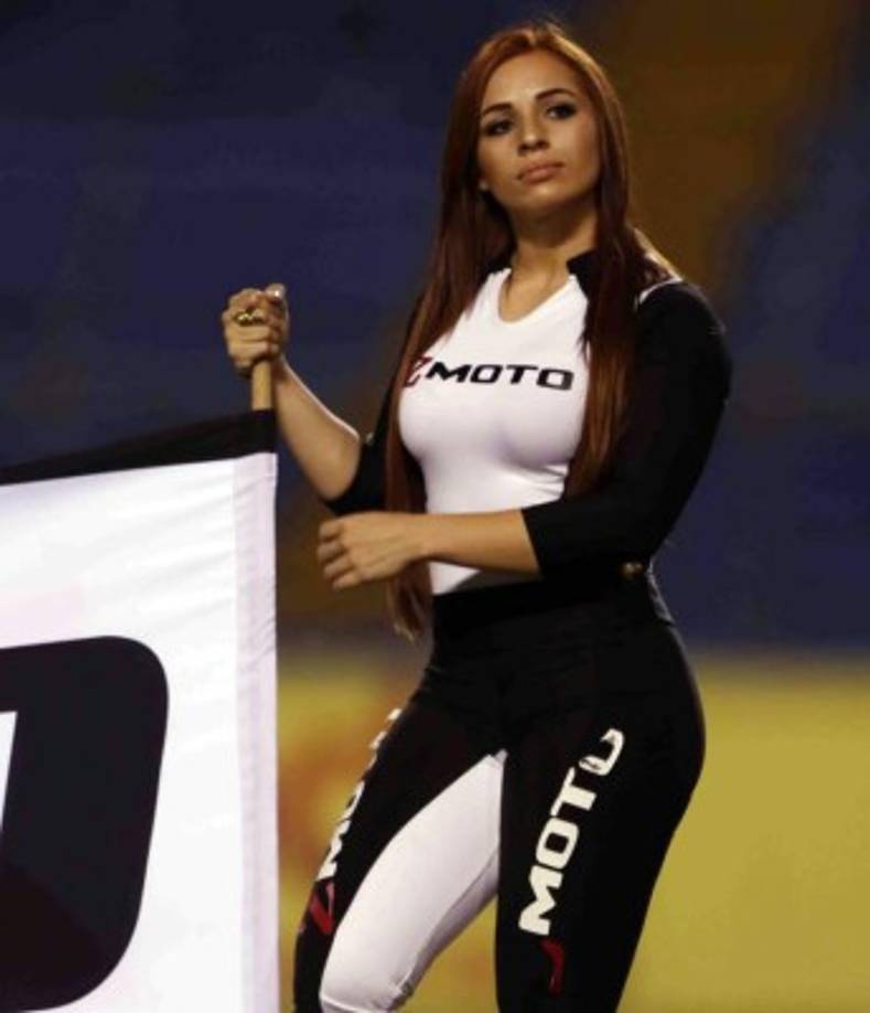 Otra sexy edecán en el Real España-Motagua.