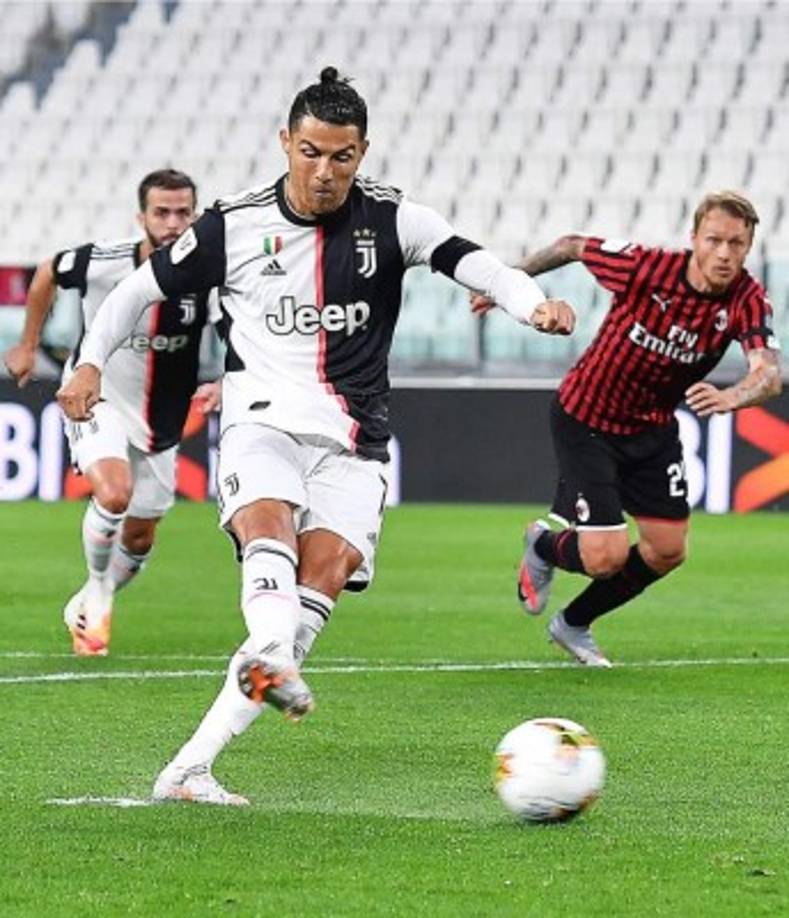 El disparo de Cristiano fue rasante y el balón se estrelló en el poste.