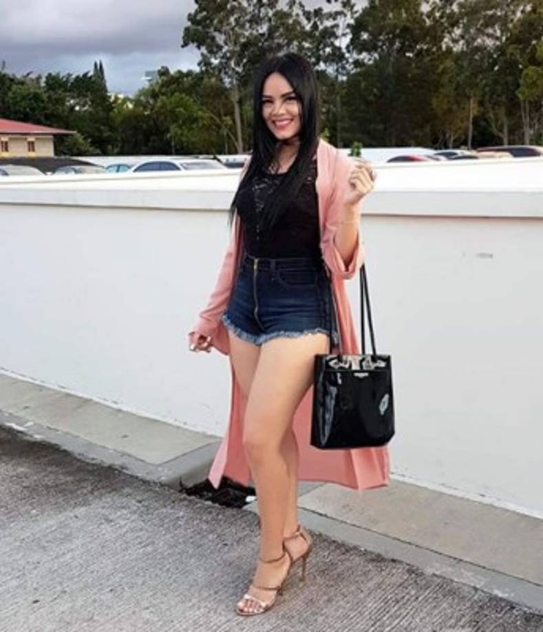 La bella chica, además de presentadora, también es estudiante y edecán.