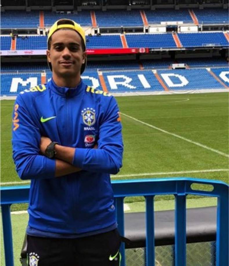 El futuro fichaje del Real Madrid, el brasleño Reinier Jesus, ya ha pasado el reconocimiento médico con el club blanco previo a la firma de su contrato. El jugador ha pasado las pruebas durante la concentración que está llevando a cabo con la selección olímpica brasileña.<br/><br/>El acuerdo entre las tres partes es total y Reinier firmará contrato con la entidad madridista hasta el 30 de junio de 2026. El Real Madrid pagará 30 millones de euros al Flamengo por el traspaso del joven talento brasileño, que no pisará suelo español hasta el término del preolimpico sudamericano el próximo 9 de febrero.