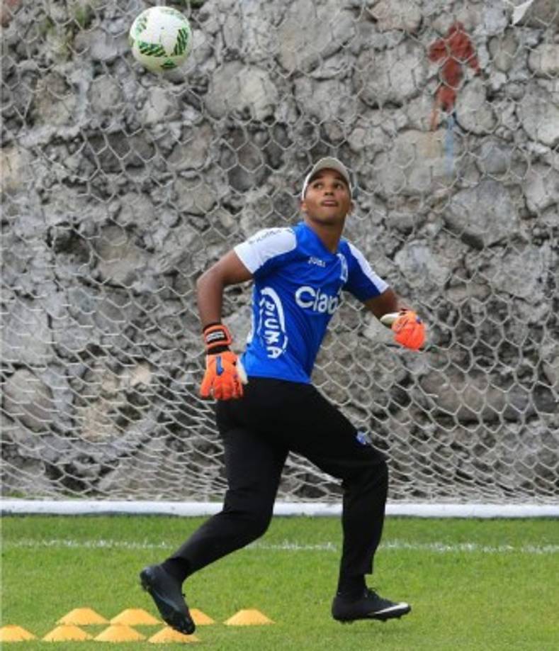 DONIS ESCOBER: El guardameta se mantendrá siempre bajo los tres palos defendiendo a la Selección de Honduras.