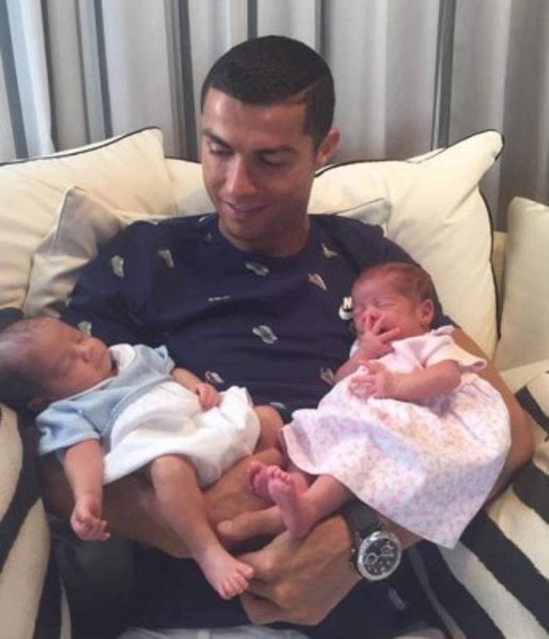 Real Madrid's Portuguese forward Cristiano Ronaldo reacts at the end of the Spanish league football match Real Madrid CF vs SD Eibar at the Santiago Bernabeu stadium in Madrid on October 22, 2017. / AFP PHOTO / PIERRE-PHILIPPE MARCOU
