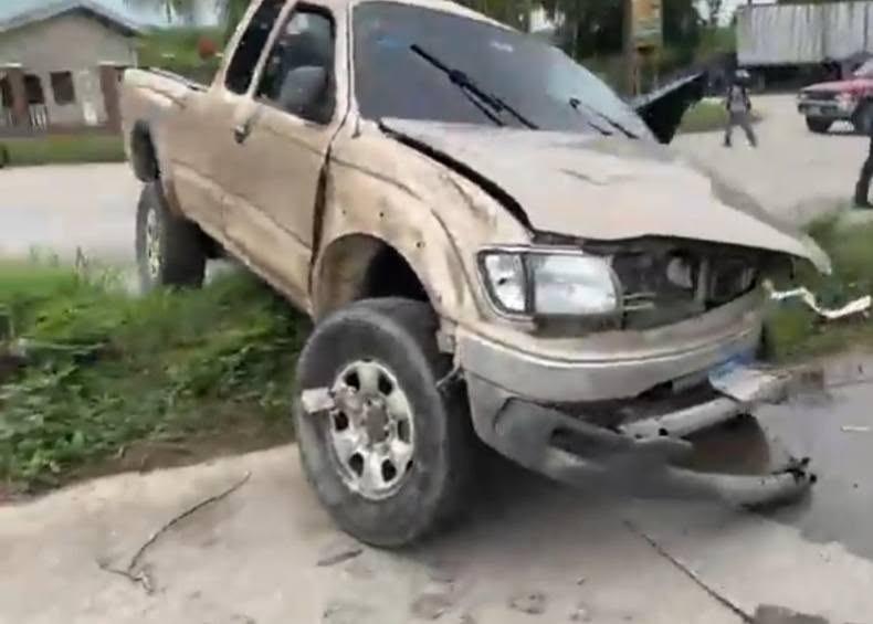 El carro quedó destrozado, pero Alexander sobrevive de milagro tras choque en San Manuel