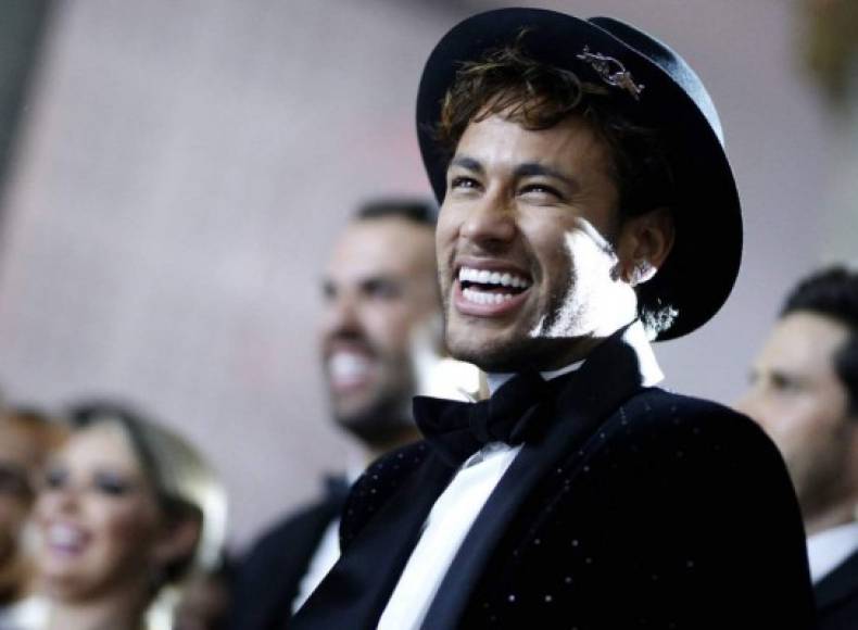Neymar armó dos fiestas: Una el sábado en su domicilio con varios amigos y otra este 5 de febrero que es la fecha de su natalicio en el Pavillon Cambon de París, un lujoso local en el barrio del Palais Garnier de ópera; toda la plantilla del PSG estaba invitada al evento.