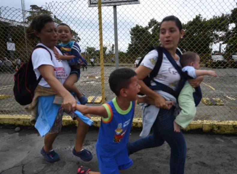 Madres con sus hijos en brazos cruzan la frontera de México corriendo. Foto AFP