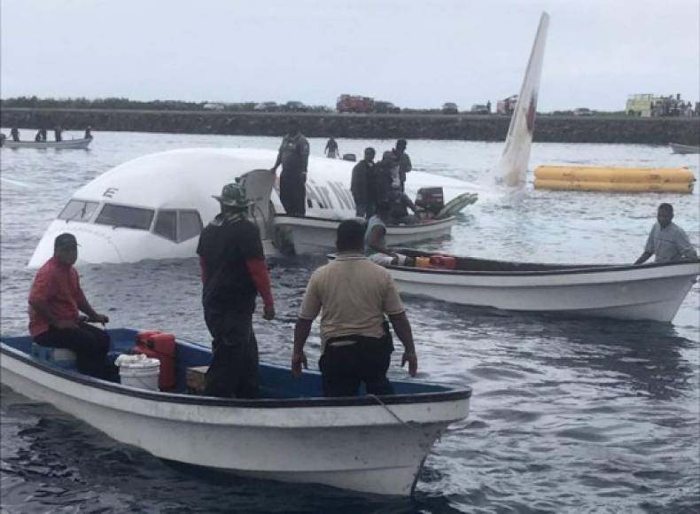 Pescadores y equipos de emergencia se apresuraron en las tareas de rescate para los 36 pasajeros y 11 tripulantes que viajaban en la aeronave y que acabó parcialmente hundida,