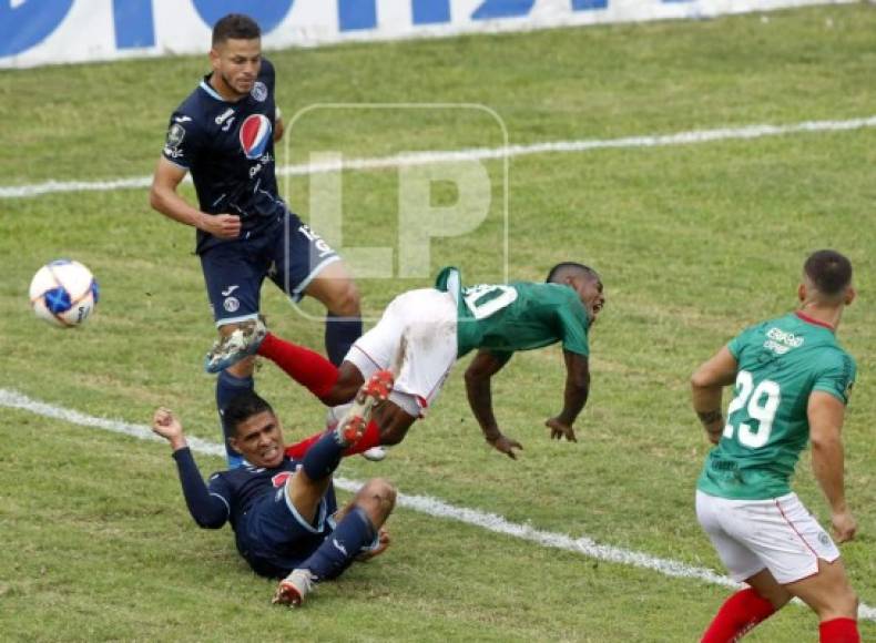 Edwin Solani Solano sufriendo una falta por parte de Juan Pablo Montes.