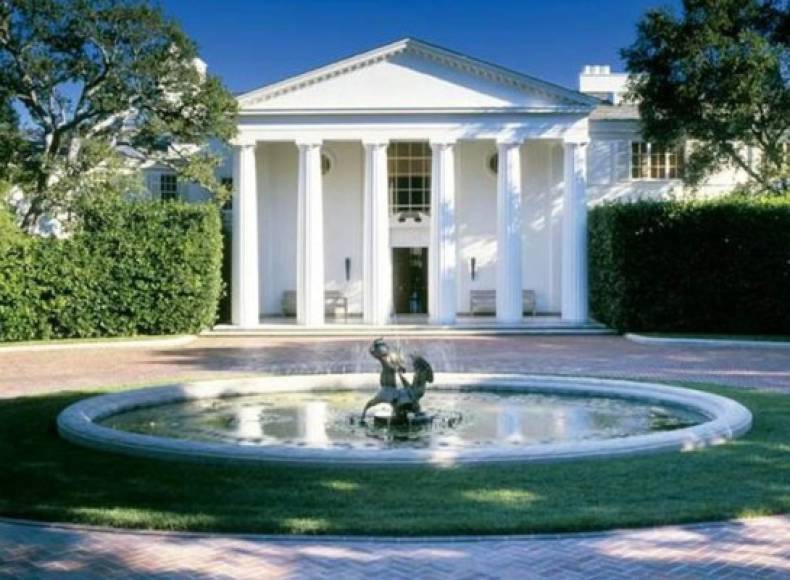 La residencia, también la más costosa de todo el estado de California, es una villa diseñada en 1930 como residencia del primer presidente de los estudios Warner Bros., Jack Warner.