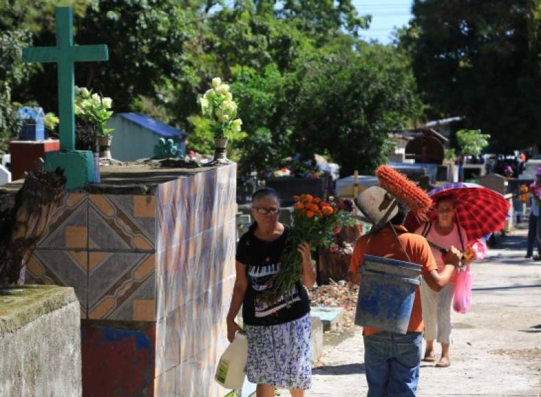 También en el cementerio La Puerta de San Pedro Sula, los dolientes llegaron a visitar a sus familiares fallecidos.