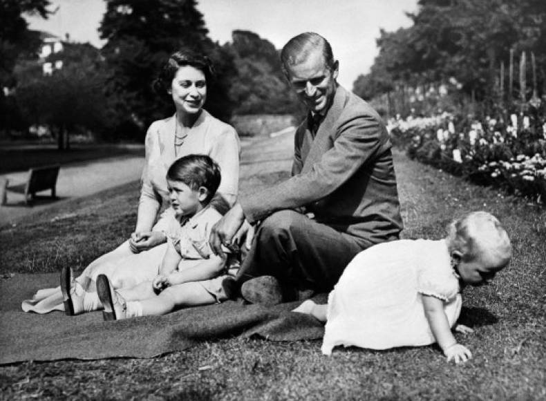 En esta foto de archivo tomada el 1 de enero de 1952, posan la pareja real británica, la reina Isabel II, y su esposo Felipe, duque de Edimburgo, con sus dos hijos, Carlos, Príncipe de Gales (izq.) Y la Princesa Ana.