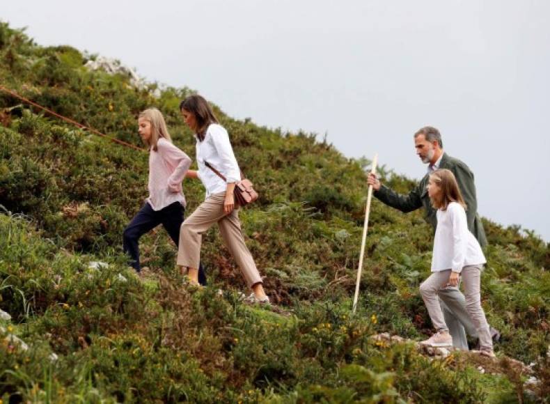 La familia real participó luego en una actividad de senderismo en los pintorescos paisajes de Covadonga.