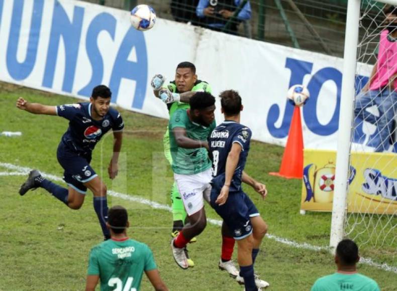 Denovan Torres sale con todo para despejar el balón.