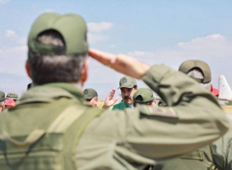 Por medio de su cuenta de Twitter, el mandatario venezolano mostró en fotos y videos la fuerza militar, y dijo que es la más poderosa que han tenido en la historia.