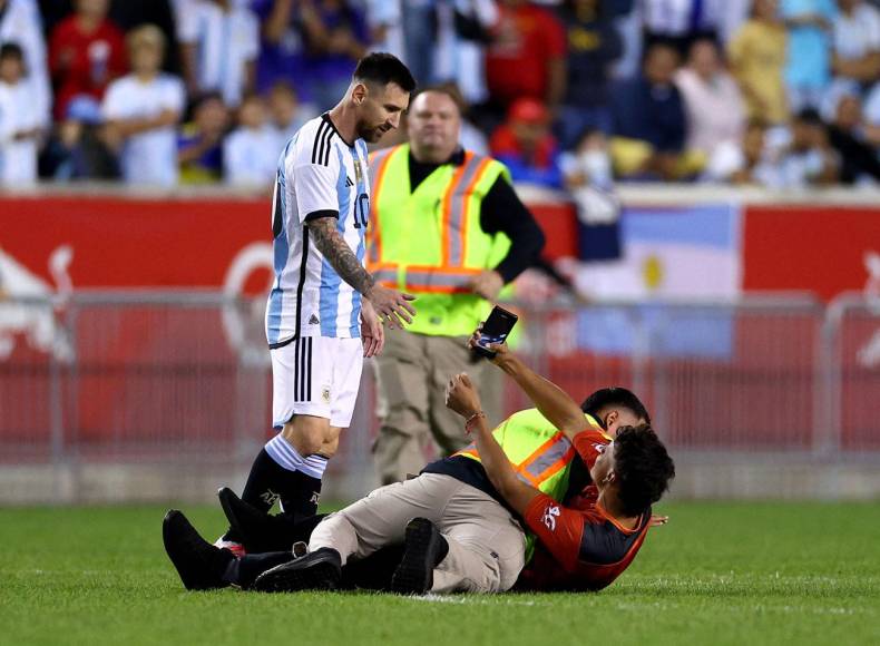 Pese a ser detenido, el aficionado le dio el celular a Messi para pedirle una foto. A este invasor los miembros de seguridad le quitaron el celular, se ganó una multa y le borraron la imagen con Leo, si es que la tomó, según el periodista hondureño Eduardo Solano.