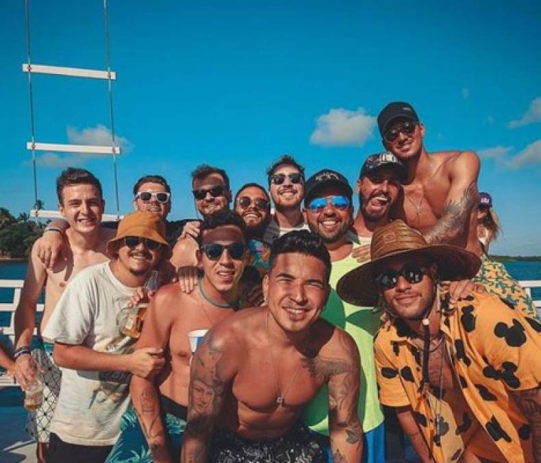 El grupo de amigos de Neymar cobra entre 4 mil y 6 mil euros por realizar distintas tareas, según informó el medio español ABC.