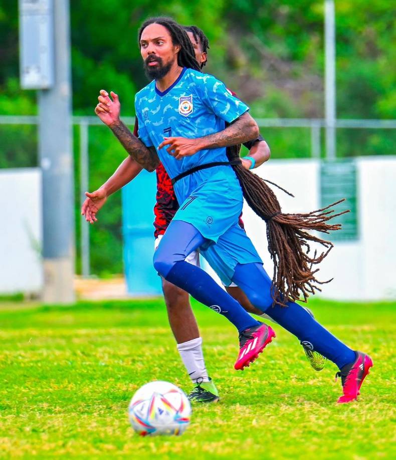 Su impresionante cabellera, que supera la línea de la rodilla y cubre completamente el número de su camiseta, no deja indiferente a nadie.