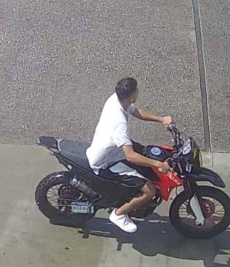 Por otro lado, el matón huyó a bordo de su motocicleta y fue grabado por unas cámaras de seguridad. La Policía ya está detrás de él, pero aún no se reportan detenciones.