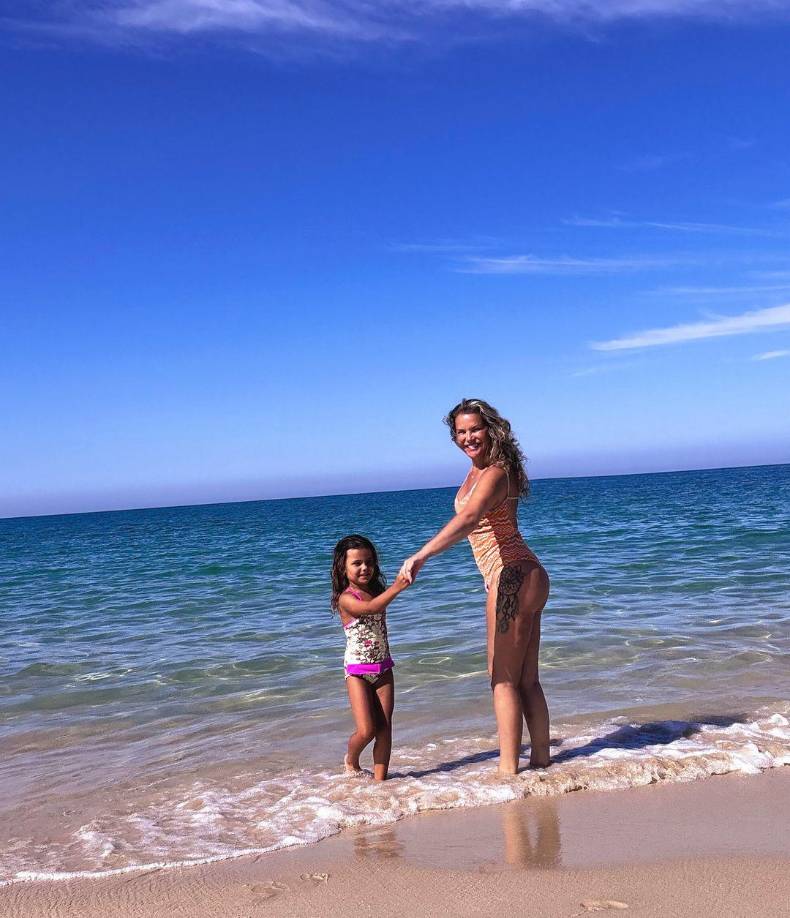 Katia Aveiro se encuentra disfrutando de las playas con su familia.