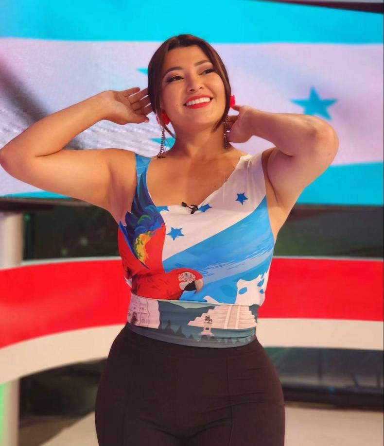 Milagro Flores, inició en el live diciendo que tenía una prenda que queria reciclar: “Esta camisa quiero convertirla en una camisa diferente para que no se vea tan casual y se vea un poco más formal”. Todo bien hasta allí, hasta que luego salieron algunos reclamos.