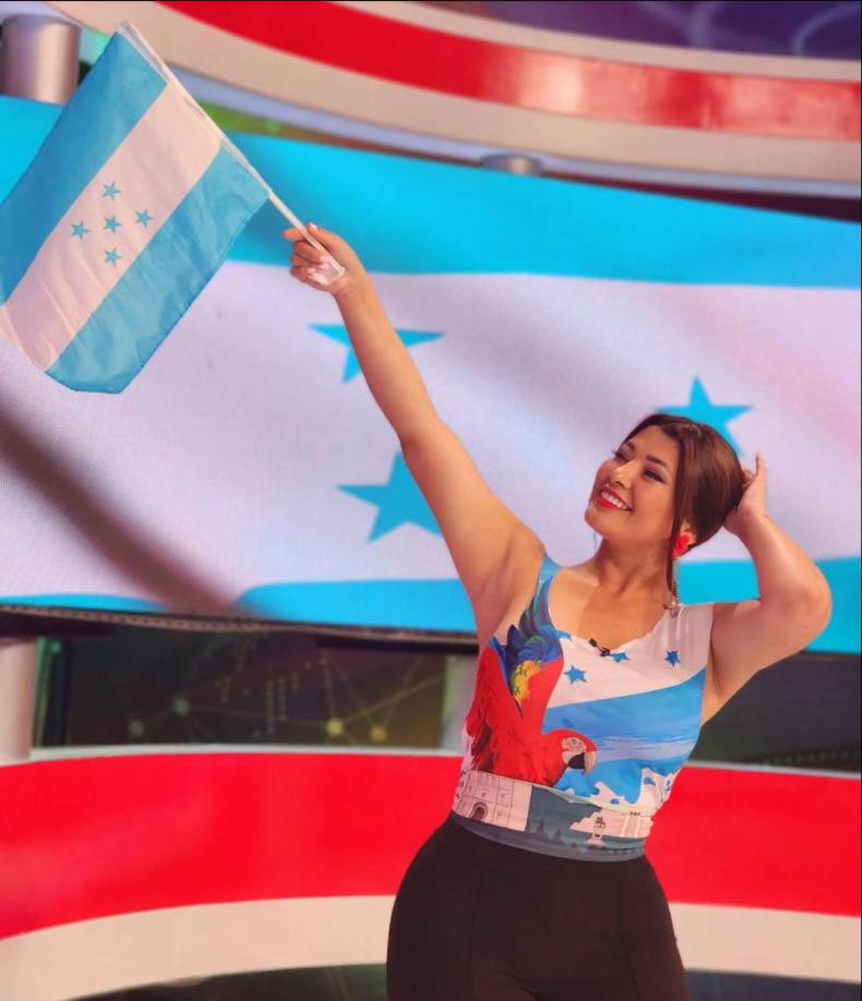 Una cuenta denominada Castillo.storehn le comentó: “ Somos los creadores oficiales del diseño de la playera catracha segunda edición que muestra en su publicación. Como creadores de este diseño nos sentimos indignados en ver el valor que se le dio al detalle que con mucho cariño le brindamos”, sostienen en sus primeras líneas el comentario de la cuenta antes mencionada.