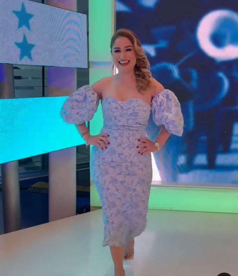 Génesis Verde de la televisora HCH, lució un vestido tallado a su cuerpo con colores azules y blancos.