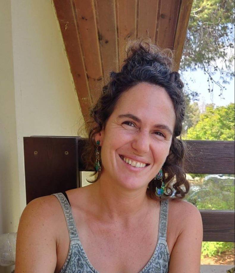 Su madre, Kinneret, fue asesinada durante el ataque de los terroristas al kibbutz. Carmel fue secuestrada junto a otros tres familiares, incluyendo su hermano Alon.