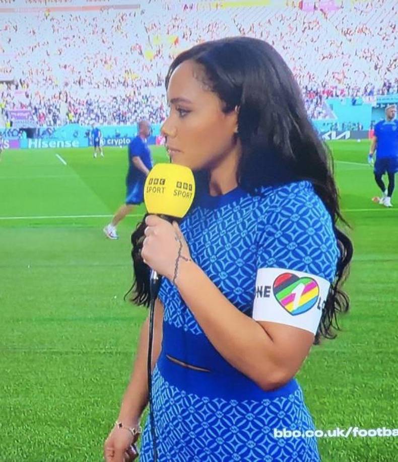 La exfutbolista inglesa <b>Alex Scott</b>, que actualmente es presentadora en distintos programas deportivos de la televisión inglesa, apareció en pleno campo con <b>el brazalete arcoíris tras la decisión de Inglaterra de abandonar el gesto reivindicativo por las sanciones de la FIFA</b>, como sacar la tarjeta amarilla en el minuto 1 a los capitanes que porten dicho brazalete ‘One Love’. 