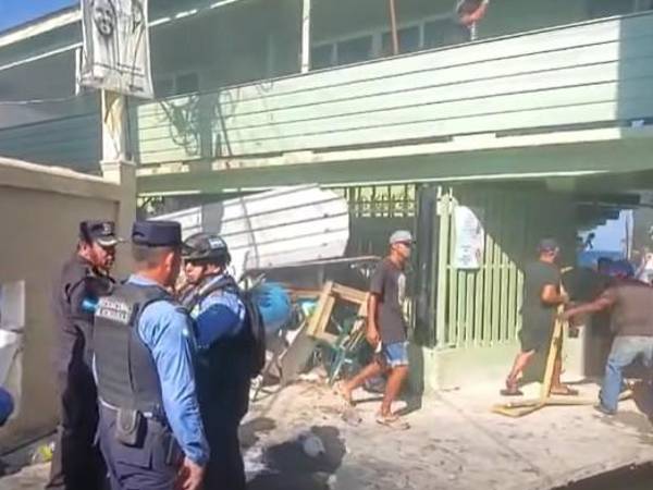 Agentes de la Policía intervinieron en los disturbios entre simpatizantes del Partido Nacional y Liberal.