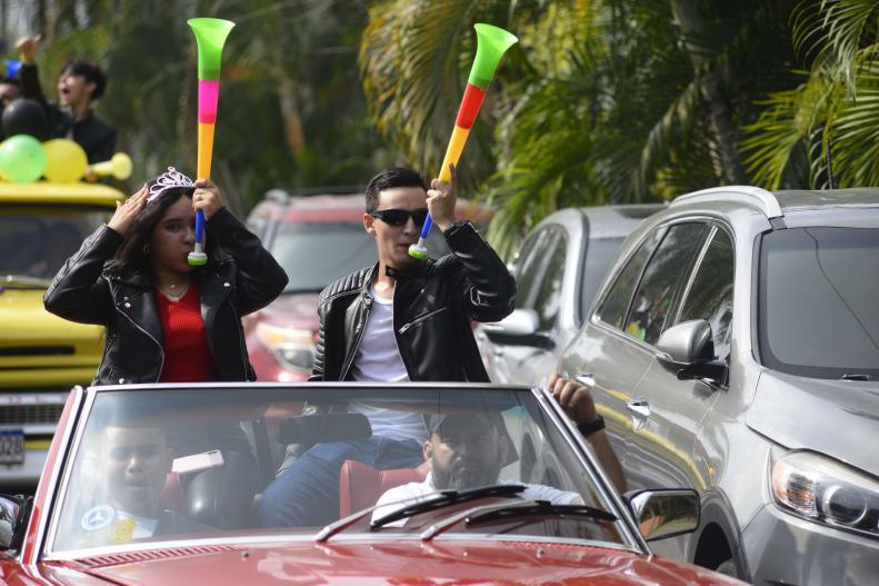 Pitoretas, lentes oscuros y coronas de princesa fueron utilizados por los jóvenes.